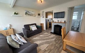 192, Two Bed Newly Refurbished Chalet On Sund0Wner Holiday Park - Sleeps 5, Pet Friendly - Includes Electricity, Bed Linen And Towels - Entertainment Options Close By